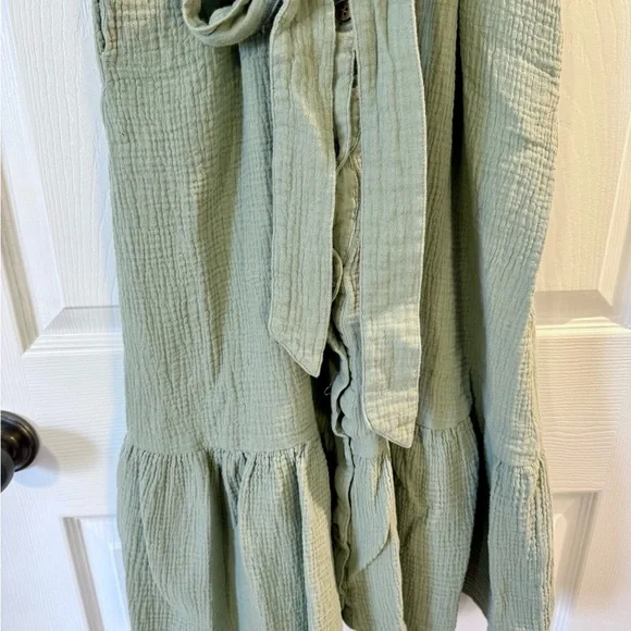 Green Button-Down Midi Dress - Picture 6 of 7